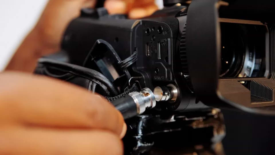 מצלמת וידאו מקצועית Canon XA65 UHD 4K - צבע שחור שלוש שנות אחריות ע"י היבואן הרשמי