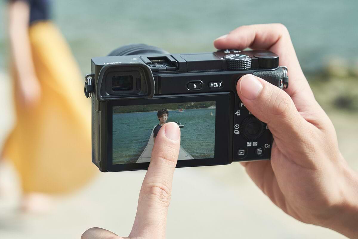 מצלמה דיגיטלית ללא מראה הכוללת עדשה Sony Alpha 6100 E PZ 16-50mm f/3.5-5.6 OSS - צבע שחור שלוש שנות אחריות ע"י היבואן הרשמי